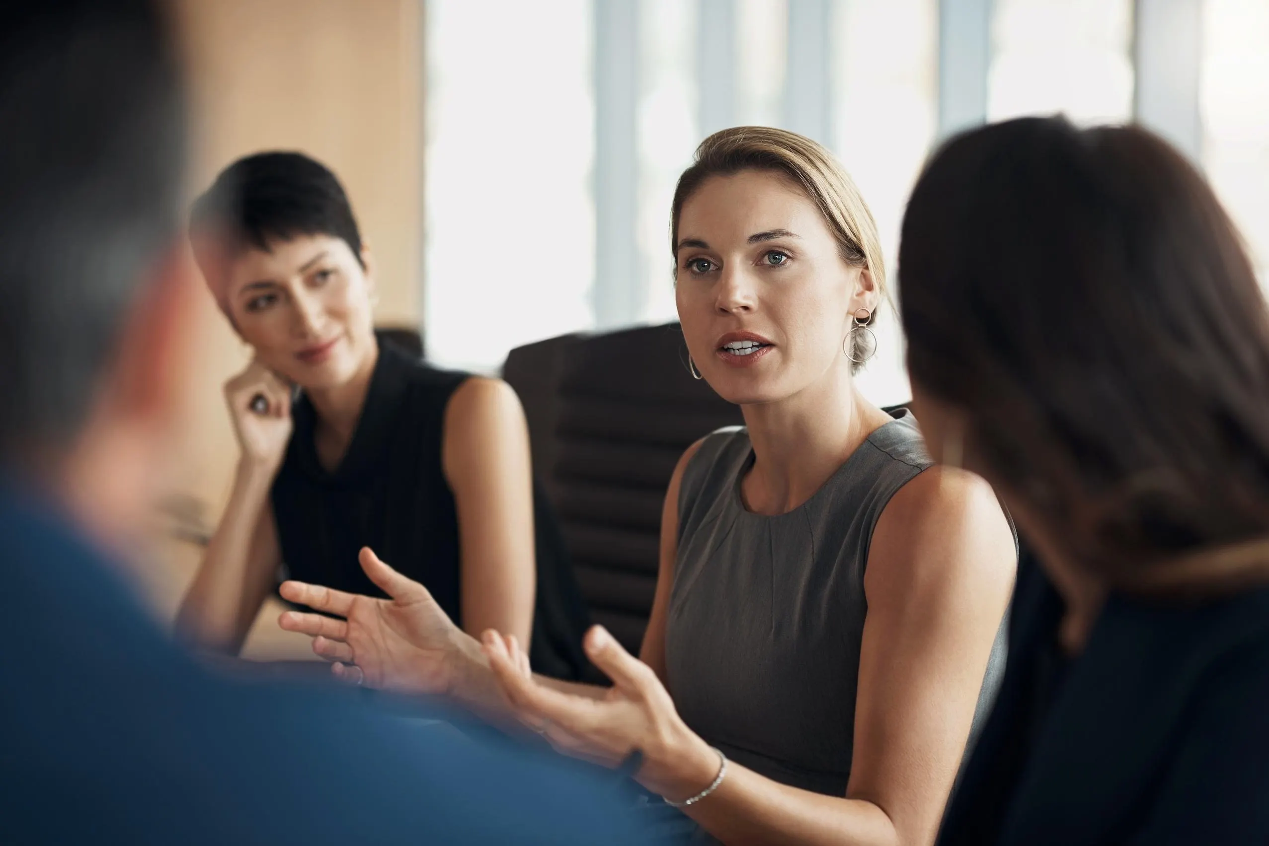 Een groep collega's in gesprek