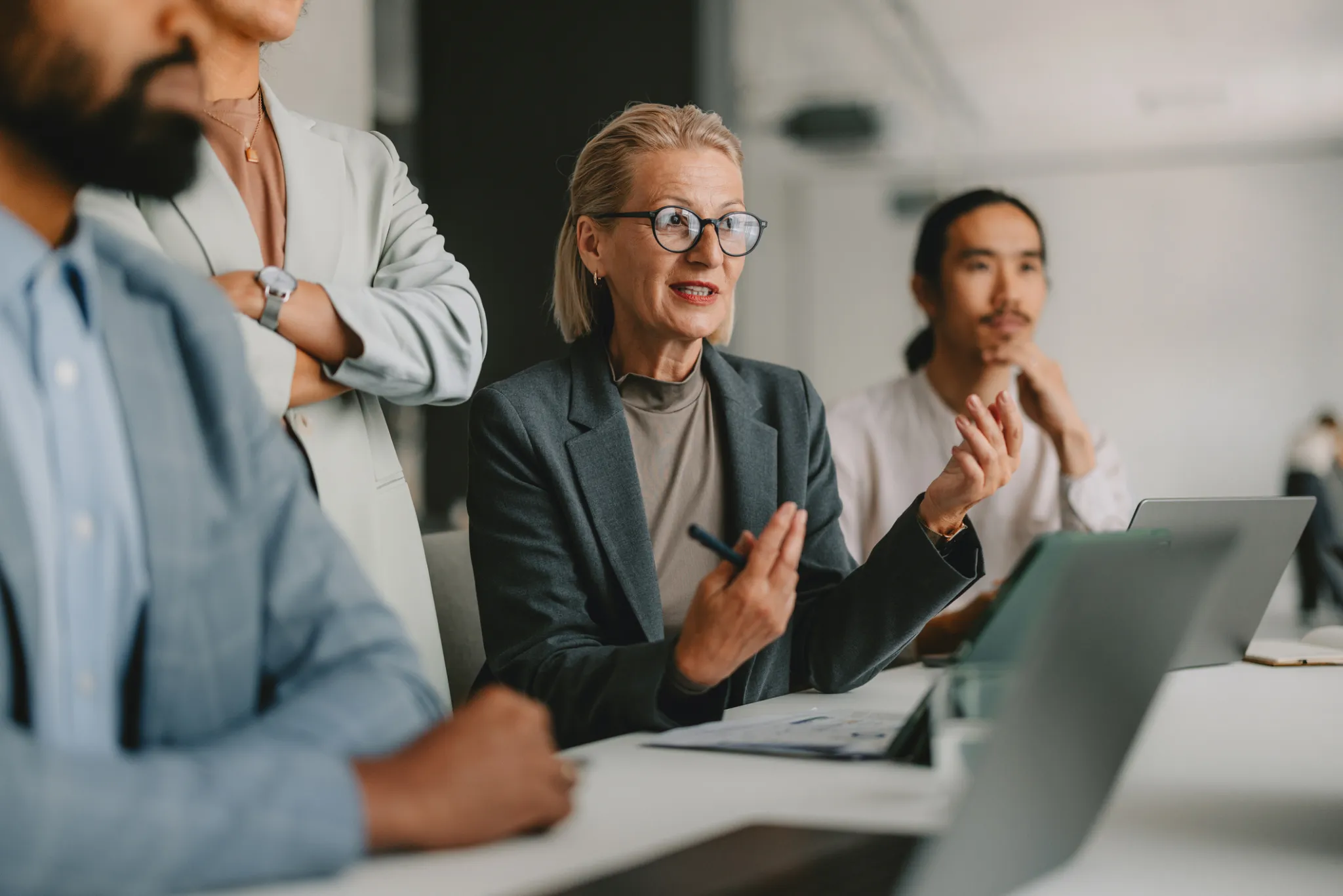 Een managementteam rond een tafel